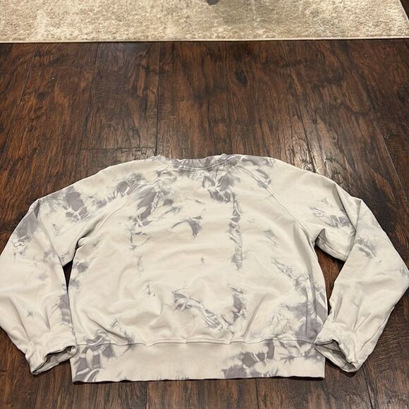 Lululemon Cropped Tie Dye Pullover in EUC size 4 no size tag check measurements - Picture 7 of 12